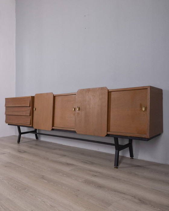Image 1 of Grand buffet vintage des années 60 en teck et laiton, design italien