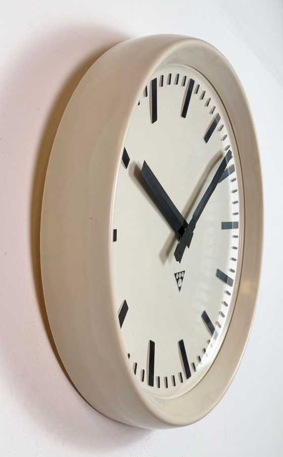 Image 1 of Grande horloge murale industrielle en bakélite de Pragotron, années 1960