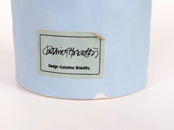 Image 1 of Keramische sculptuur van een blauwe pinguïn van IKEA, gemaakt door Katarina Brieditis, begin jaren 2000.