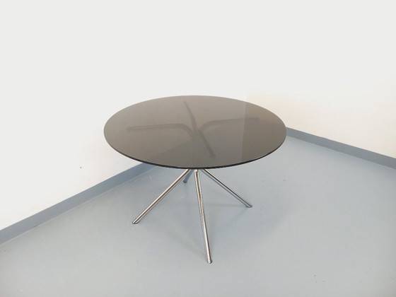 Image 1 of Vintage ronde eettafel van plexiglas, rookglasachtig materiaal en verchroomd metaal, in Space Age-stijl uit de jaren 70.