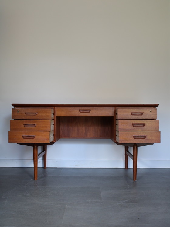 Vintage Deens vrijstaand bureau in teak – Wood (photo 3 of 10)