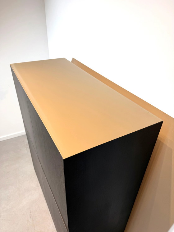 Image 1 of Mobile contenitore moderno in legno con piano in vetro.
