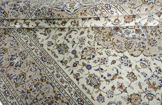 Image 1 of Tapis d'Orient Kashan noué à la main - 301 x 202 cm - Un classique finement travaillé avec un design floral