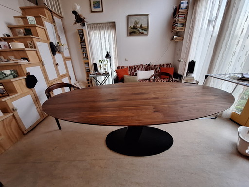 Mesa ovalada de madera de nogal