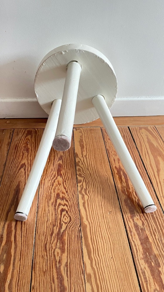 Image 1 of Tabouret tripode bois blanc vintage