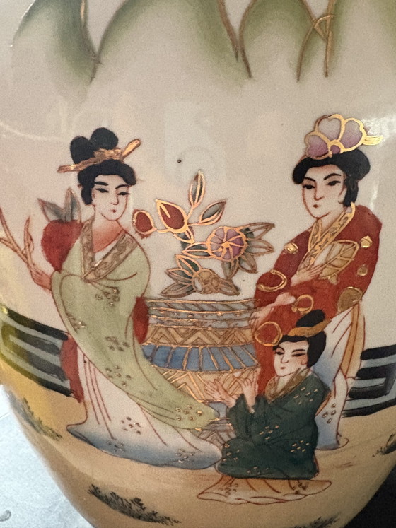 Beautiful Chinese Porcelain Vase With Lid (photo 7 of 12)