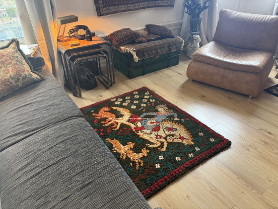 Image 1 of Tappeto francese vintage in lana / opera tessile artistica con cavaliere e cavalli – Phildar, circa 1970