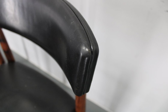 Image 1 of    	 1960er Satz von sechs hölzernen Esszimmerstühlen mit schwarzem Kunstlederbezug, Dänemark