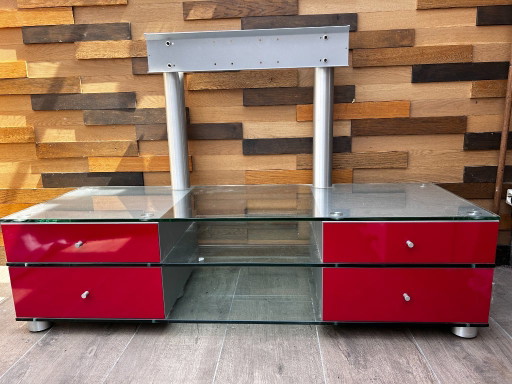 TV-Möbel mit Glasböden und roten Schubladen