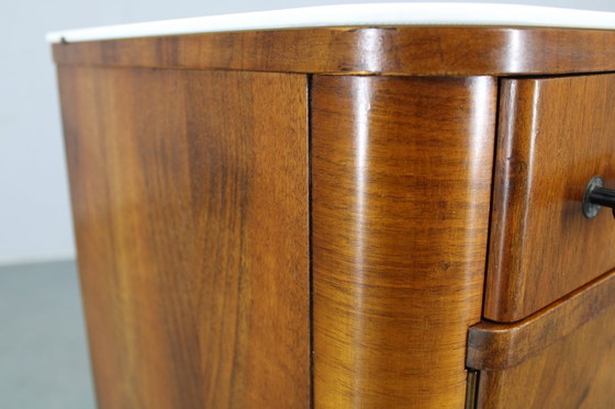 Image 1 of Table de nuit des années 1940 en finition noyer avec plateau en verre, Tchécoslovaquie