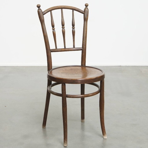 Chaise de bistrot dans le style de Thonet avec de belles sculptures dans l'assise