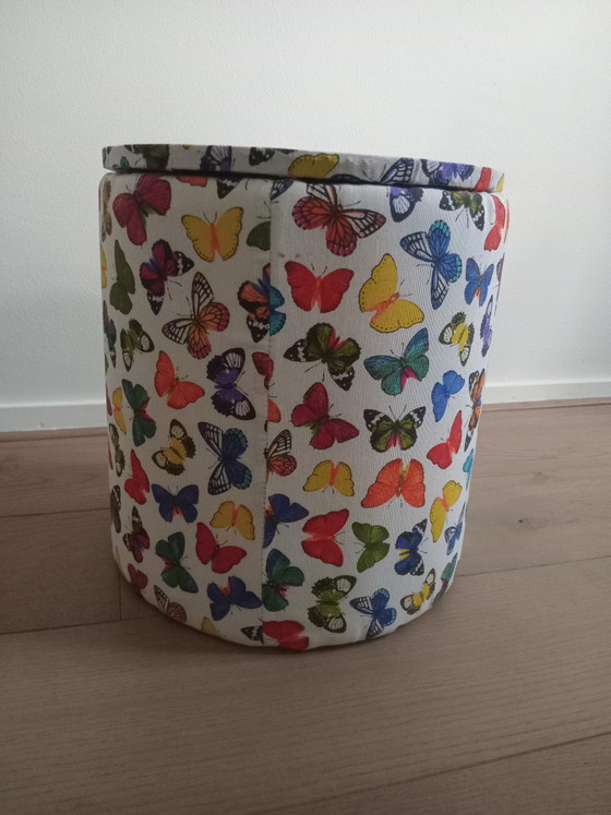 Pouf mit Kissen aus Schmetterlingsstoff – Hocker & Poufs, Textile (photo 5 of 6)