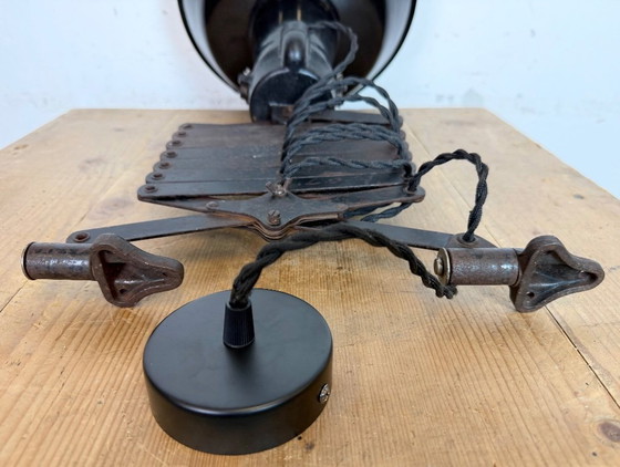 Image 1 of Industriële zwarte emaille schaarplafondlamp, jaren 30
