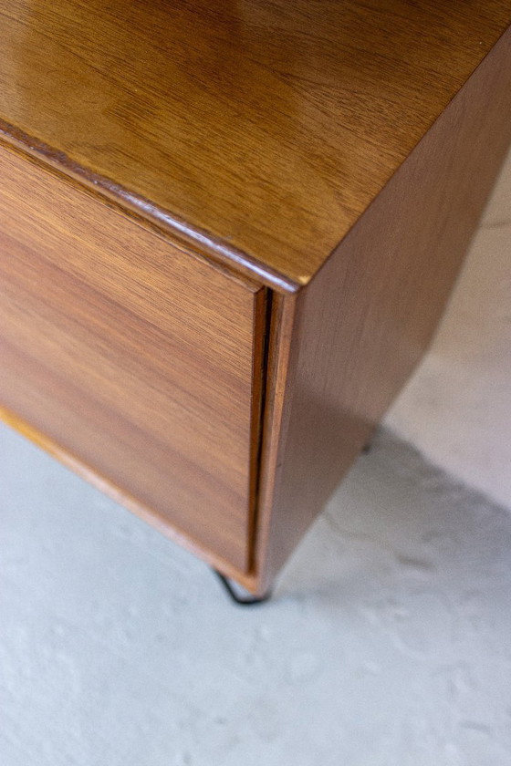 Vintage ladekast/dressoir/minibar van teakhout met notenhouten accenten, midden 20e eeuw, jaren 60. (photo 5 of 13)