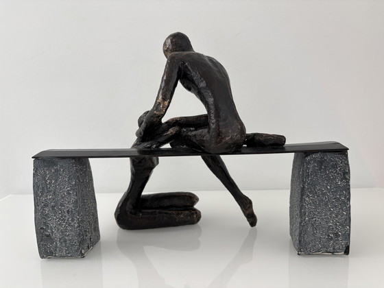 Image 1 of Statua moderna di due persone su una panchina