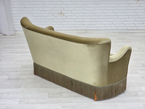 Image 1 of Sofá danés de dos plazas, años 60, terciopelo verde, patas de madera de haya.