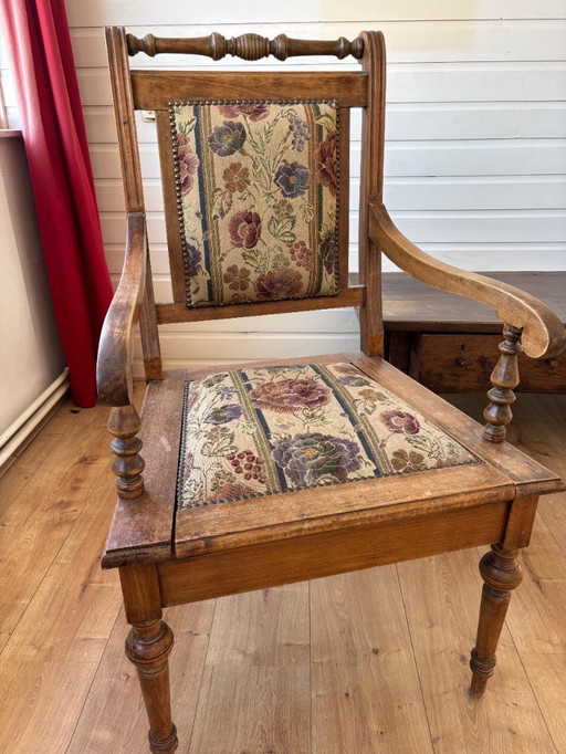 Antieke Franse po-stoel – bekleed in klassieke stijl  Prachtige antieke po-stoel afkomstig uit Frankrijk, met originele charme e