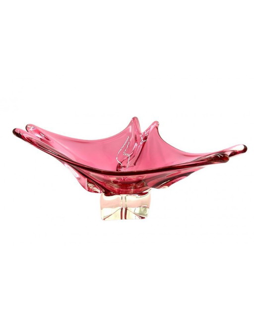 Un grand plat en verre d'art rose