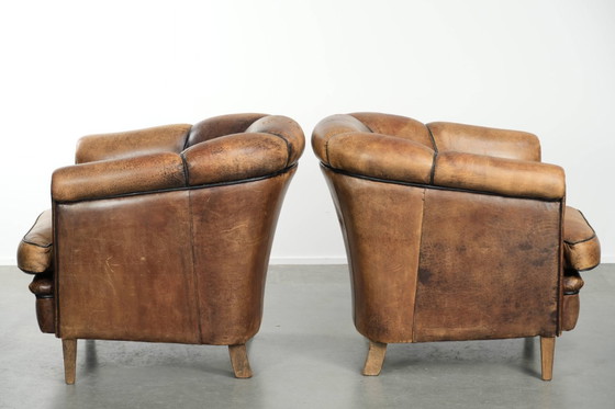 Image 1 of Ensemble robuste de 2 fauteuils club vintage en peau de mouton de style anglais