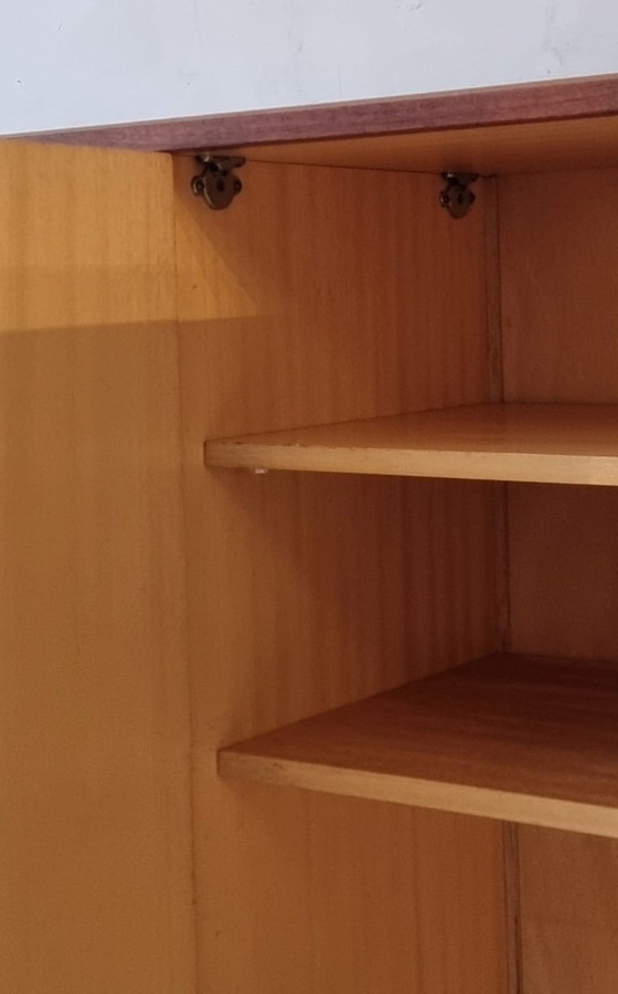 Image 1 of garde-robe du milieu du siècle