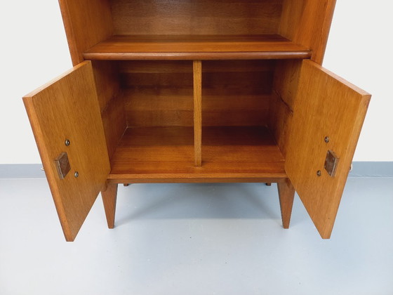 Image 1 of Meuble bibliothèque de rangement vintage René Gabriel style scandinave en bois de chêne des années 50