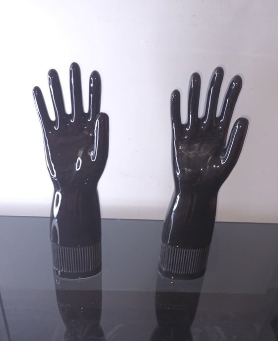 Image 1 of Rare ensemble de 2 moules à gants en porcelaine Pirelli - Art industriel noir du milieu du siècle (1985)