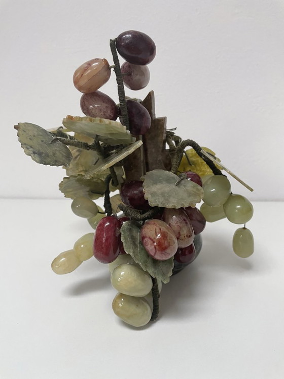 Image 1 of Wijnrank met bladeren en druiven in steen en bewerkte jade, China, midden 20e eeuw