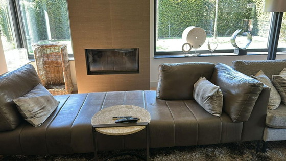 Image 1 of Sofá esquinero de diseño de alta gama Hofstede Raanhuis: una mezcla de materiales propia de un hotel de lujo.