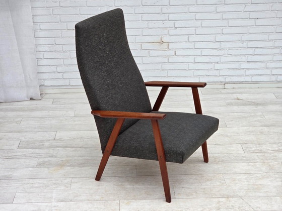 Image 1 of Sillón danés de respaldo alto de la década de 1970, tapizado en tela y madera de teca.