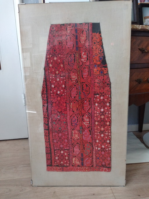 Textile sous cadre.