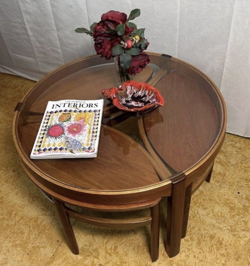 Vintage teakhouten ronde salontafel uit het midden van de vorige eeuw van Nathan, Trinity-set uit 1960