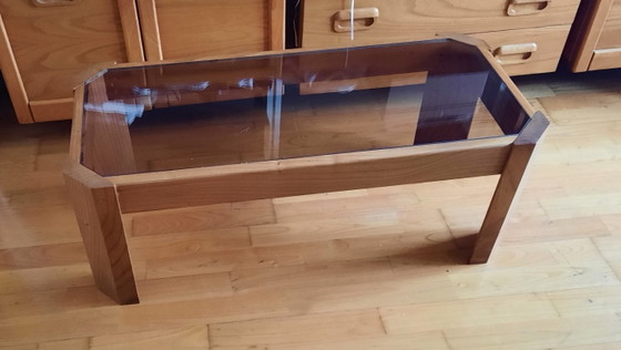 Image 1 of Vintage salontafel van massief licht iepenhout en rookglas, jaren 70/80.