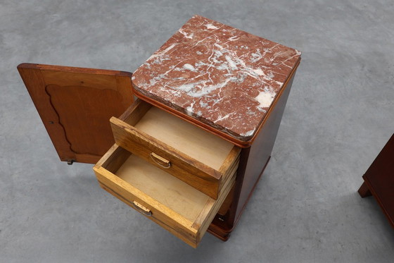 Image 1 of Paar Art Deco nachtkastjes van eikenhout met marmeren blad, Frankrijk ca. 1925