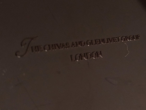 Image 1 of Zeldzame vintage Chivas Regal whisky design bruin/goud luxe ijsemmer + tang 1980's