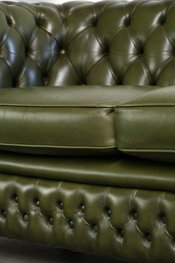Très beau canapé Chesterfield 2,5 places en cuir de vachette vert de style anglais avec un superbe look (photo 13 of 13)