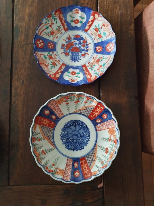 Due piatti giapponesi Imari (vaso di fiori e crisantemo), circa 1900.