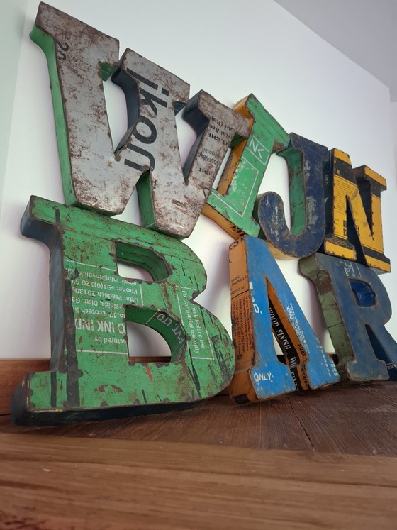 Image 1 of Lettere decorative in latta con la scritta "WINE BAR"
