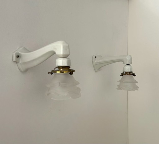 Paar vintage art deco wandlampen, porselein en gezandstraald glas, Frankrijk 1930
