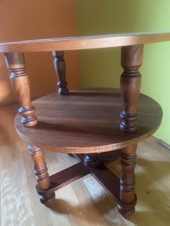 Image 1 of Großer runder gedrechselter Tisch