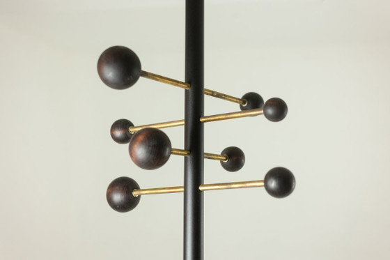 Image 1 of Portemanteau du sol au plafond en métal laqué et laiton. Contemporain.