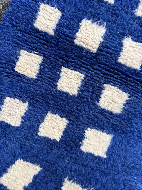 Alfombra marroquí de lana azul cobalto con cuadrados de color marfil, M’rirt hecho a mano, leslosanges (foto 4 de 10)