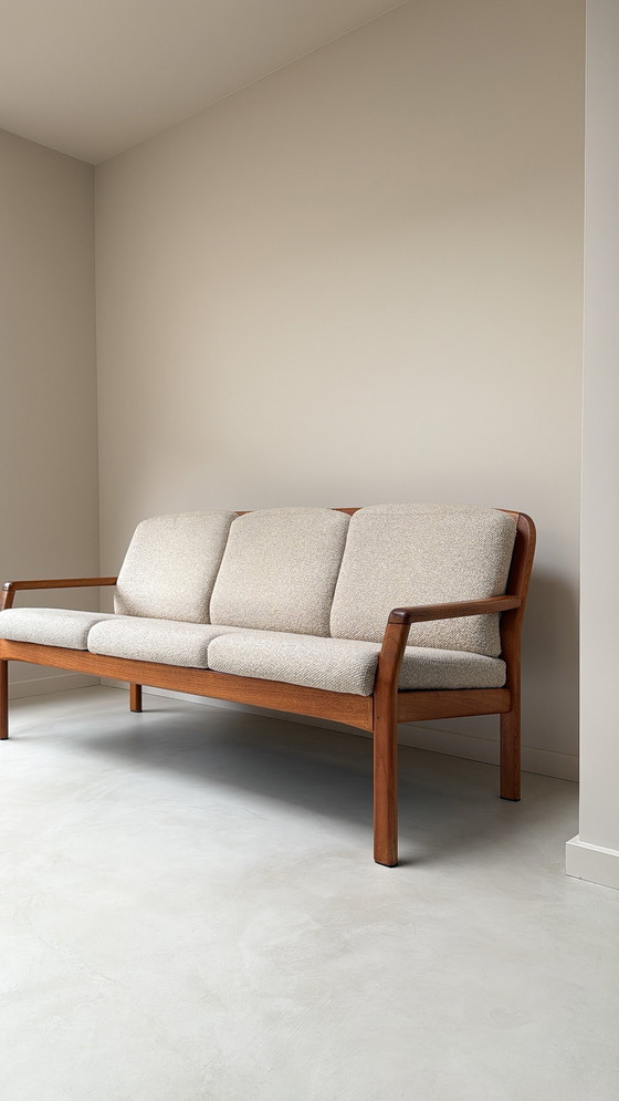 Image 1 of Canapé Dyrlund vintage en bois avec coussins beiges