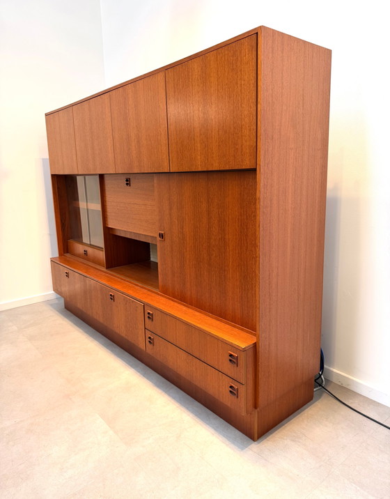 Image 1 of Mueble de pared danés de teca de estilo moderno de mediados de siglo.