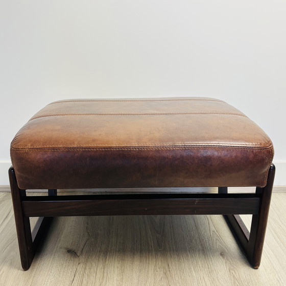 Image 1 of Scandinavisch houten hocker / zitje met cognac bekleding