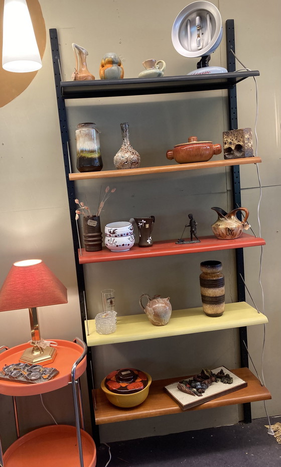 Image 1 of Sistema de pared de color con bonitos estantes curvados