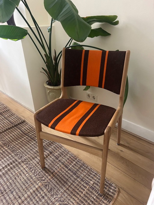 4 sedie da pranzo Erik Buch arancioni/marroni con base in rovere chiaro