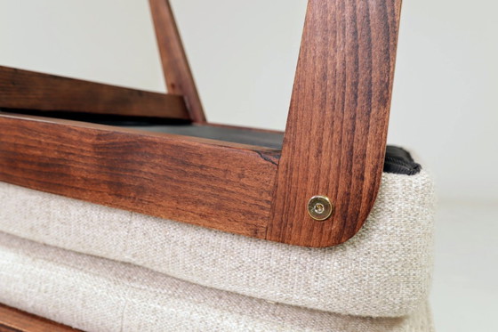 Image 1 of Par de taburetes de madera tapizados en tela beige.