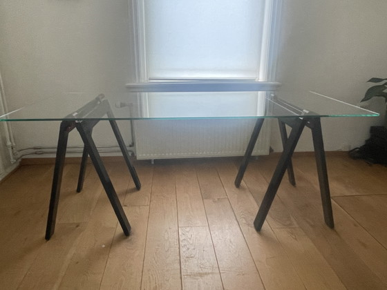 Gaetana Design Bureautafel Met Transparant Glazen Blad Zwart Metalen Poten met rood accent – Zanotta (photo 7 of 13)