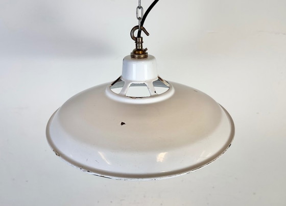 Image 1 of Industriële witte geëmailleerde fabriekshanglamp, jaren 60