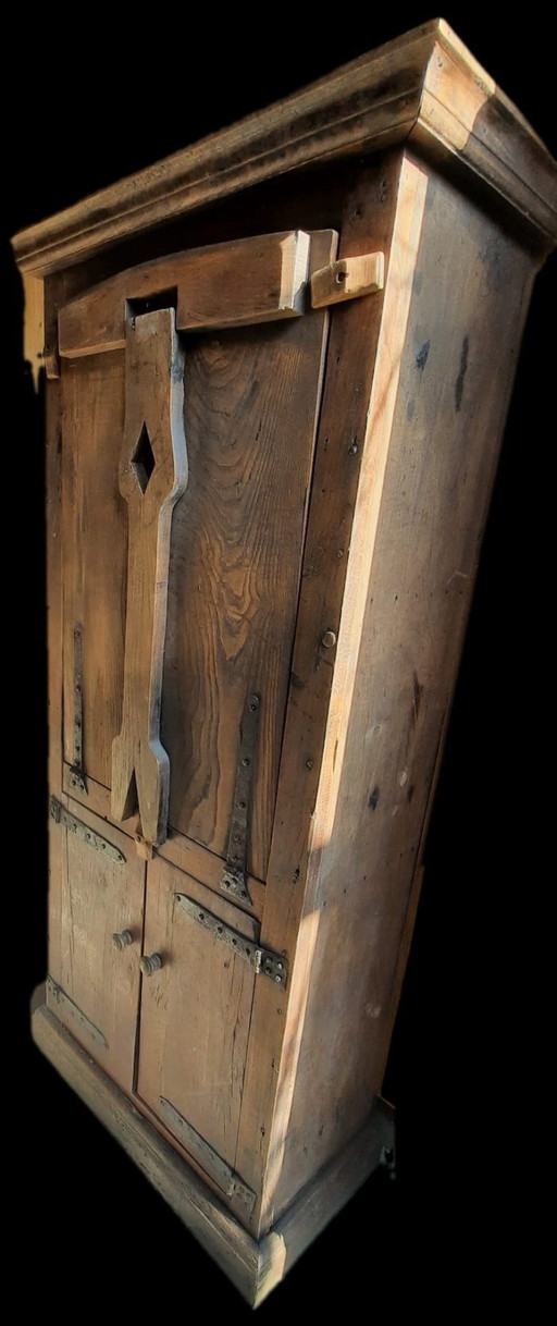 Raro armario de granja holandés de castaño de los siglos XVI/XVII con mesa plegable.